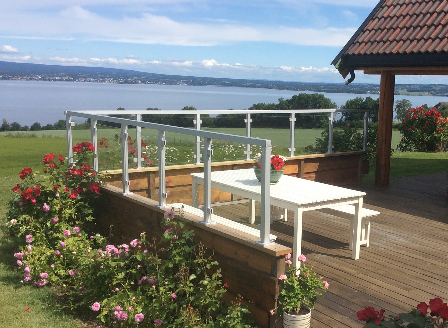 Altanräcke i glas som vindskydd