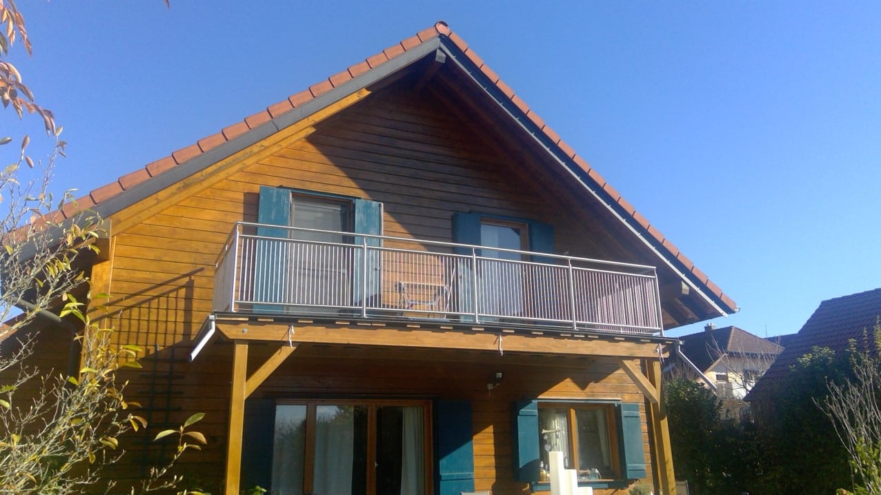 Rostfritt räcke med stående stänger vid balkong