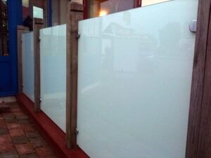Glas-klamfasten-opalglas