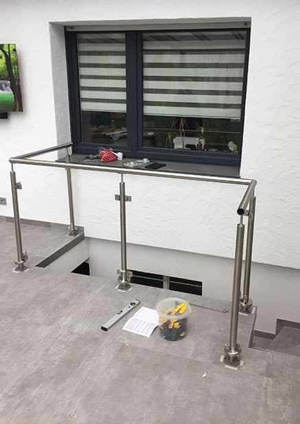 Montering rostfritt glasräcke