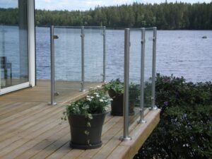 Glasräcke med rostfria stolpar