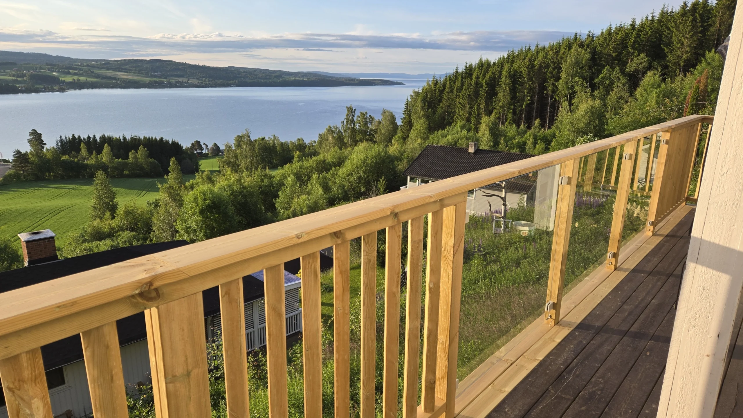 Träräcke på altanräcke i utsatt utomhusmiljö.